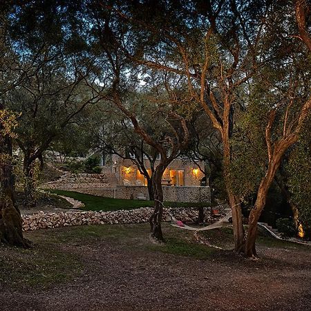 Mavres Luxury Studio Agios Matthaios  ภายนอก รูปภาพ