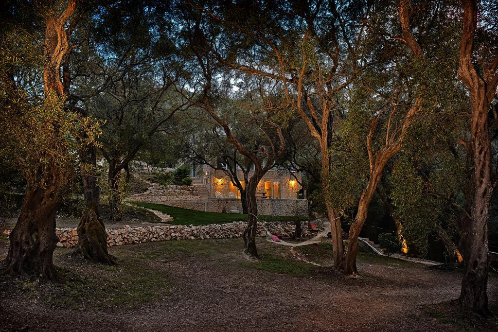 Mavres Luxury Studio Agios Matthaios  ภายนอก รูปภาพ