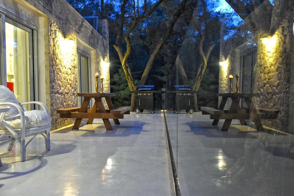 Mavres Luxury Studio Agios Matthaios  ภายนอก รูปภาพ